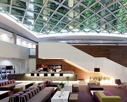 mint-hotel-lobby-greenwall