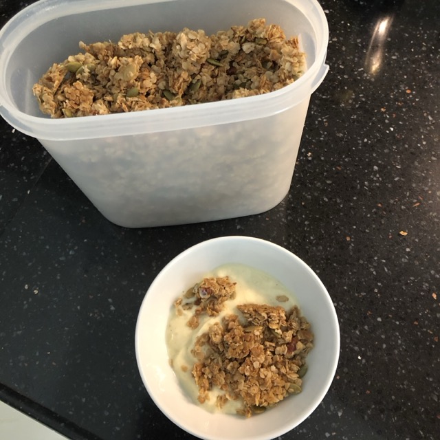 granola in tupperware bak